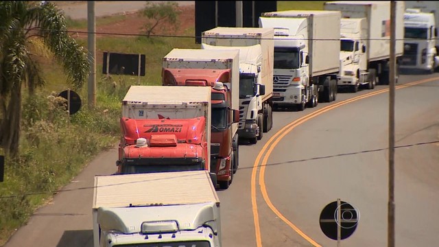 Caminhoneiros mantêm bloqueios em estradas do Sul neste domingo.