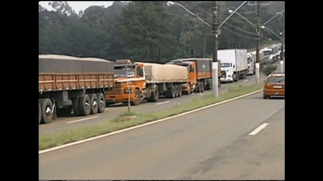 Caminhoneiros voltam a bloquear rodovias no RS nesta segunda-feira.