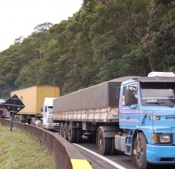 Veja os pontos de bloqueios nas estradas do país nesta terça