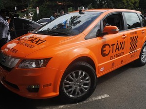 Curitiba começa a testar carros elétricos na frota de táxis da cidade.