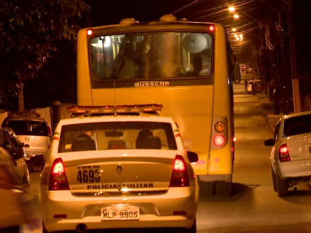 Ônibus da Zona Sul de Joinville são escoltados pela Polícia Militar.