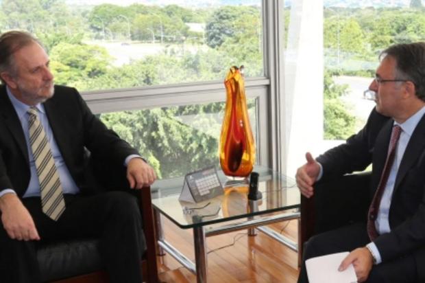 Raimundo Colombo entrega reivindicações do setor de transporte de cargas para o governo federal.