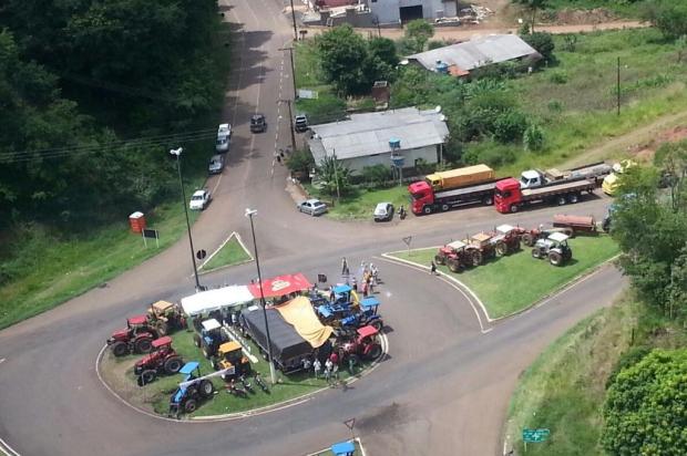 Protestos bloqueiam trânsito para caminhões em rodovias de SC.