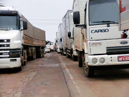 Governo debate alternativas para pôr fim a protestos de caminhoneiros.