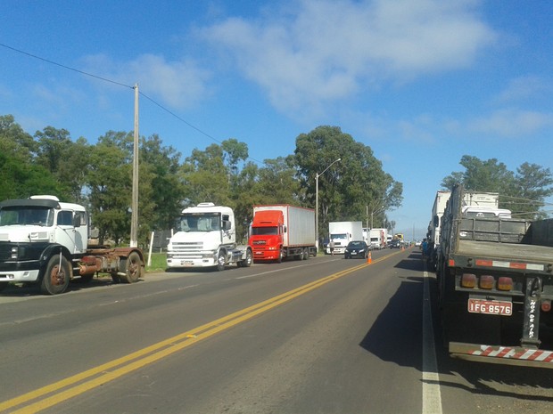 Justiça determina que caminhoneiros desocupem rodovias no RS.