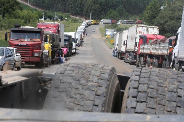 Protestos bloqueiam trânsito para caminhões em estradas de SC.