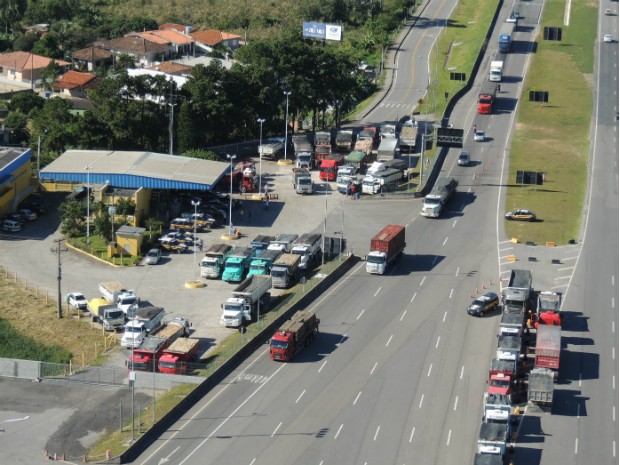 Dez caminhões são retidos com excesso de carga na BR-101